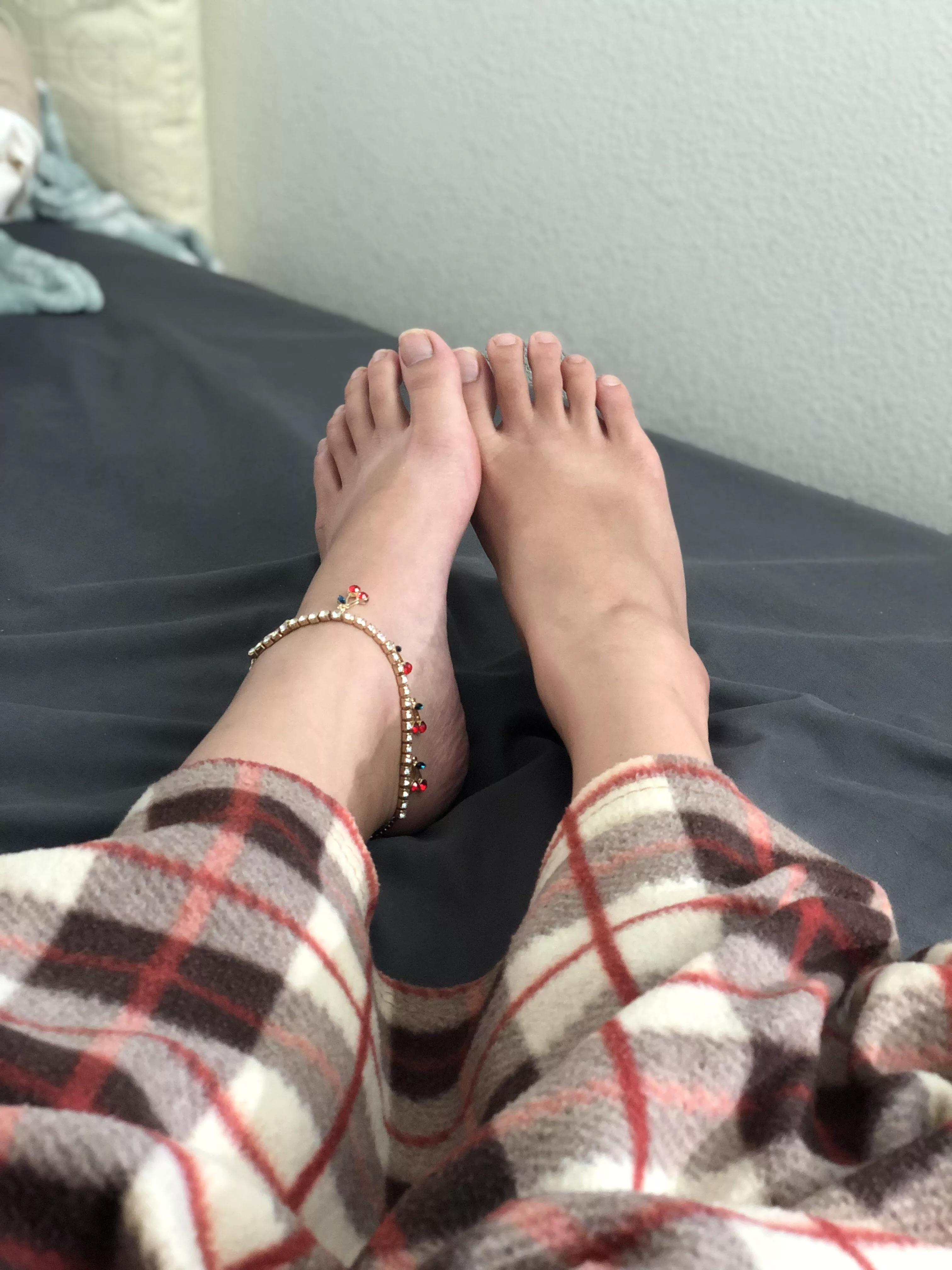 Feeling good after a nap ☺️ bare toes + cherries!