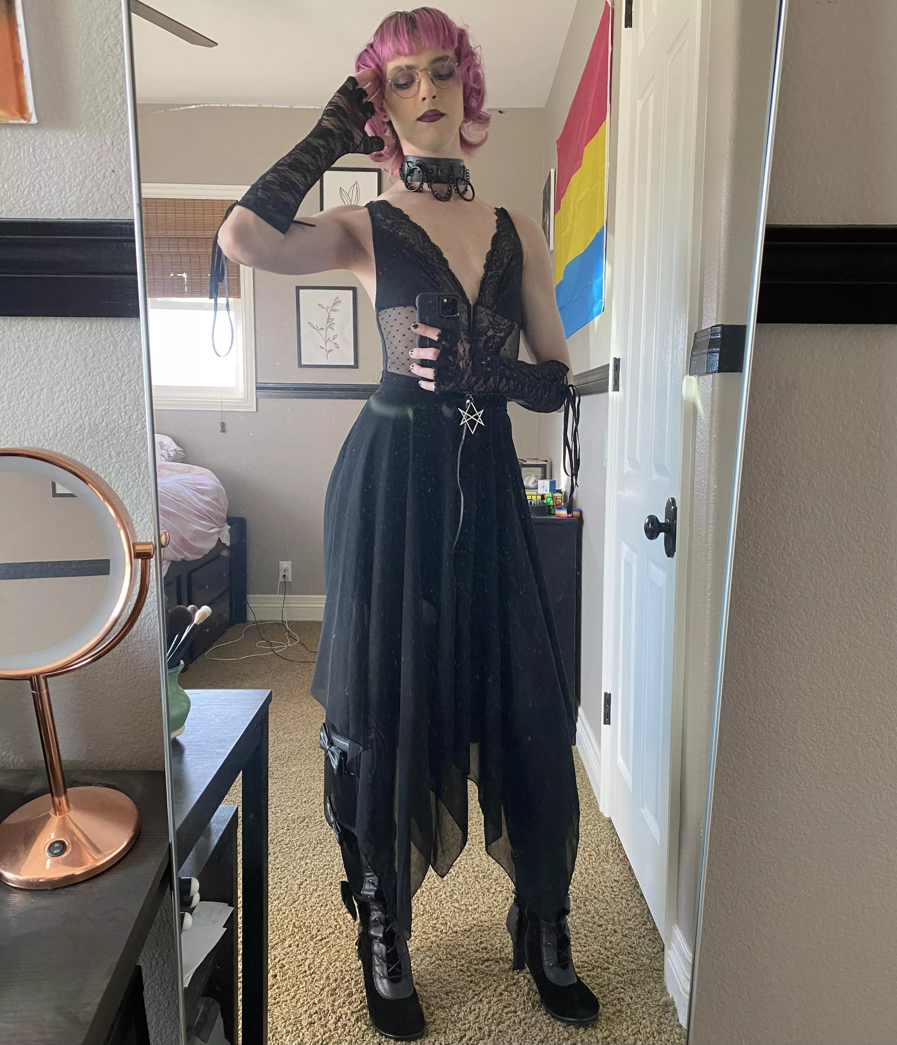 Feeling pretty in this fit 🖤