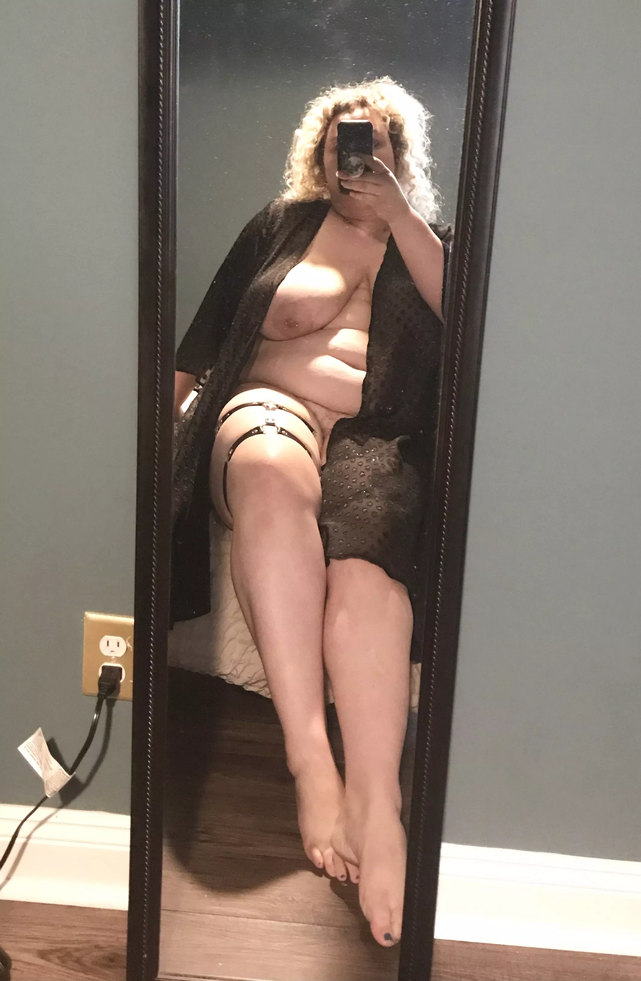 Feeling sexy in this robe 😍