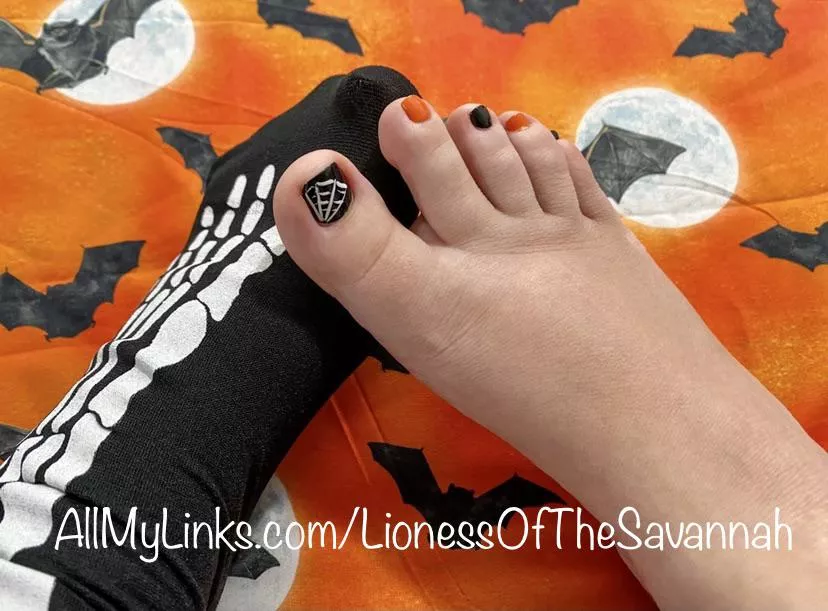 Feeling Spooky! 👻 Do you like my fresh Halloween pedicure?! 🕸🎃 (F)