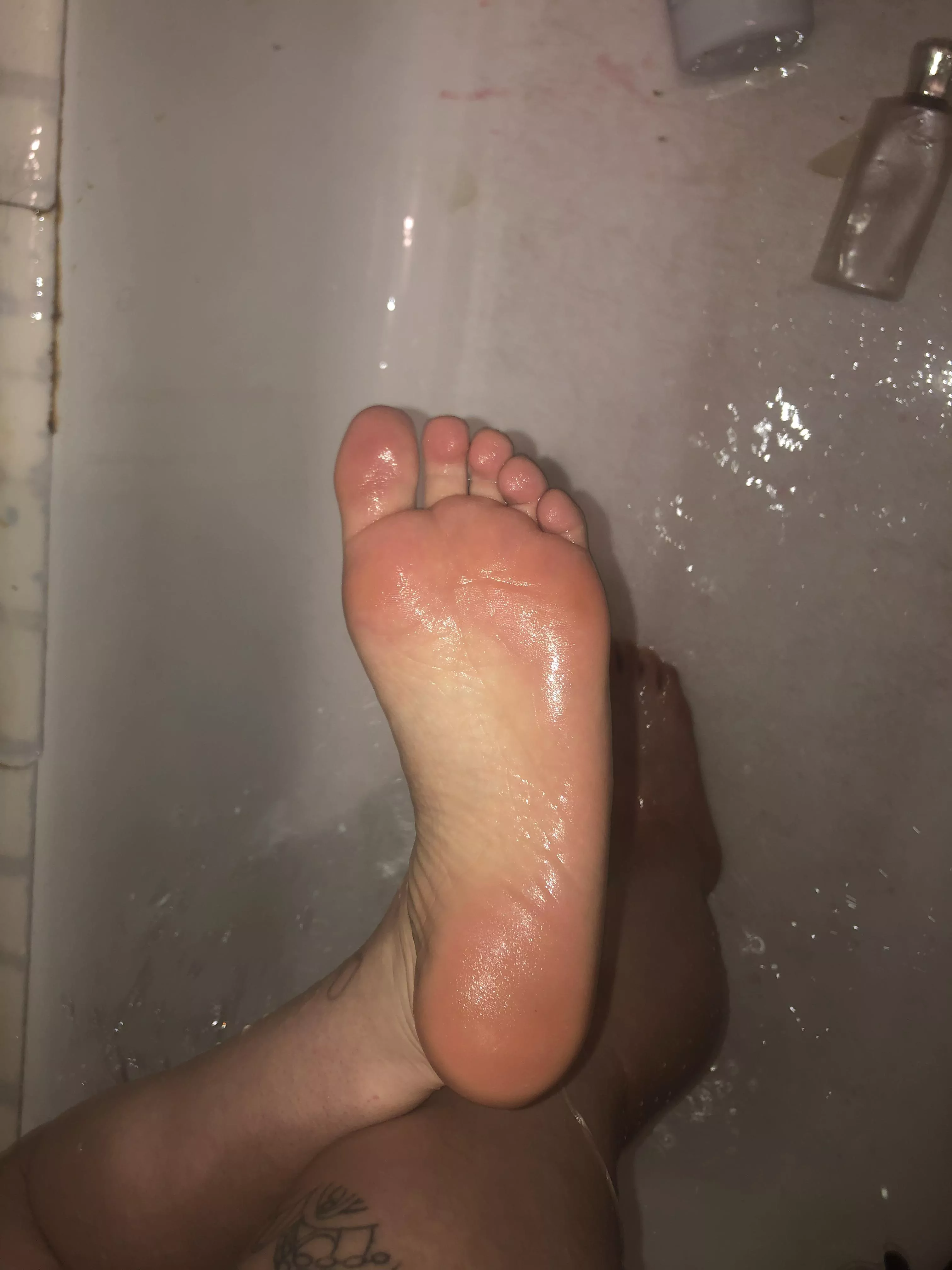 Feet like this just make you wanna suck all the water off ðŸ’¦