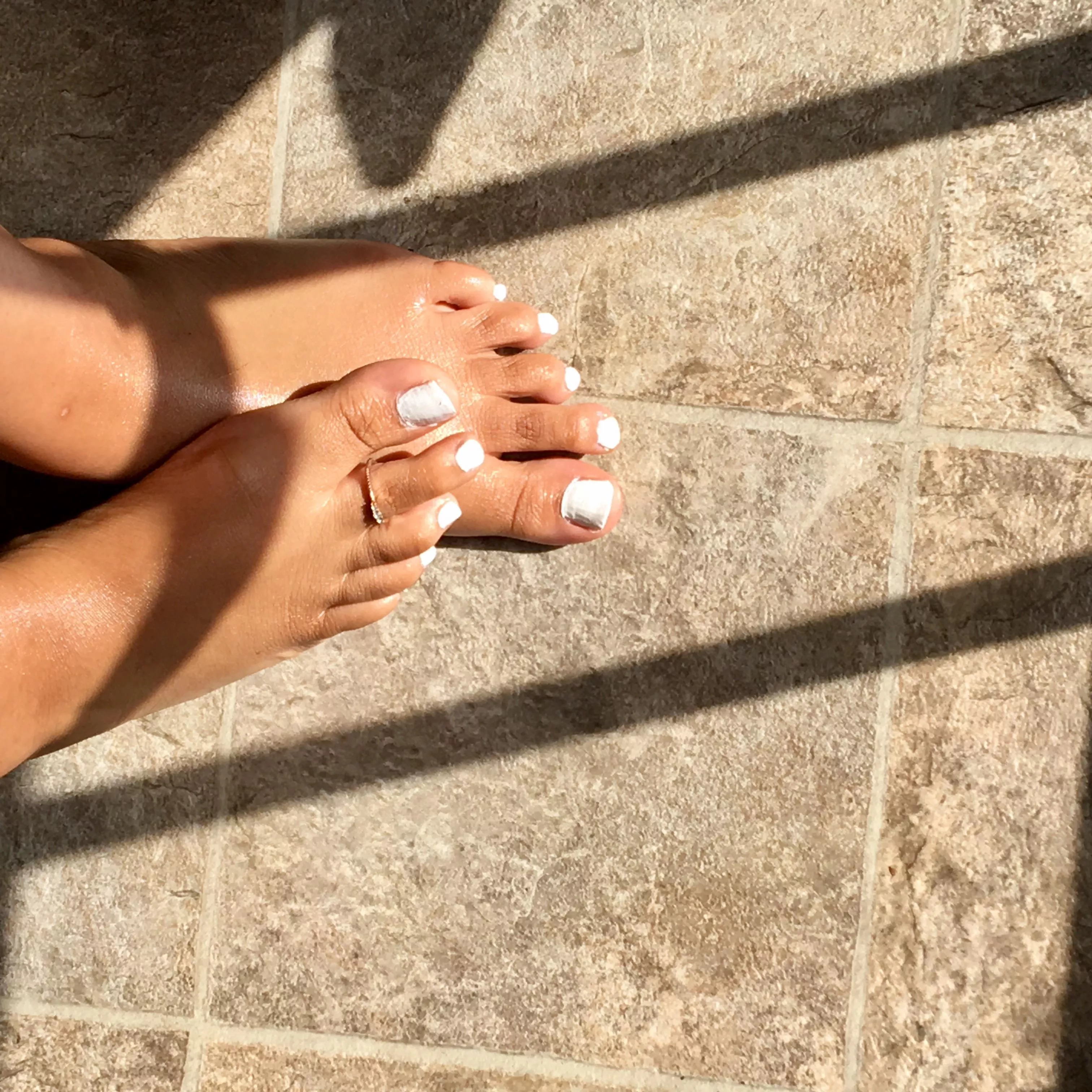 Feet soaking up some â˜€ï¸ DMS/COMMENTS ARE WELCOMEðŸ™‚