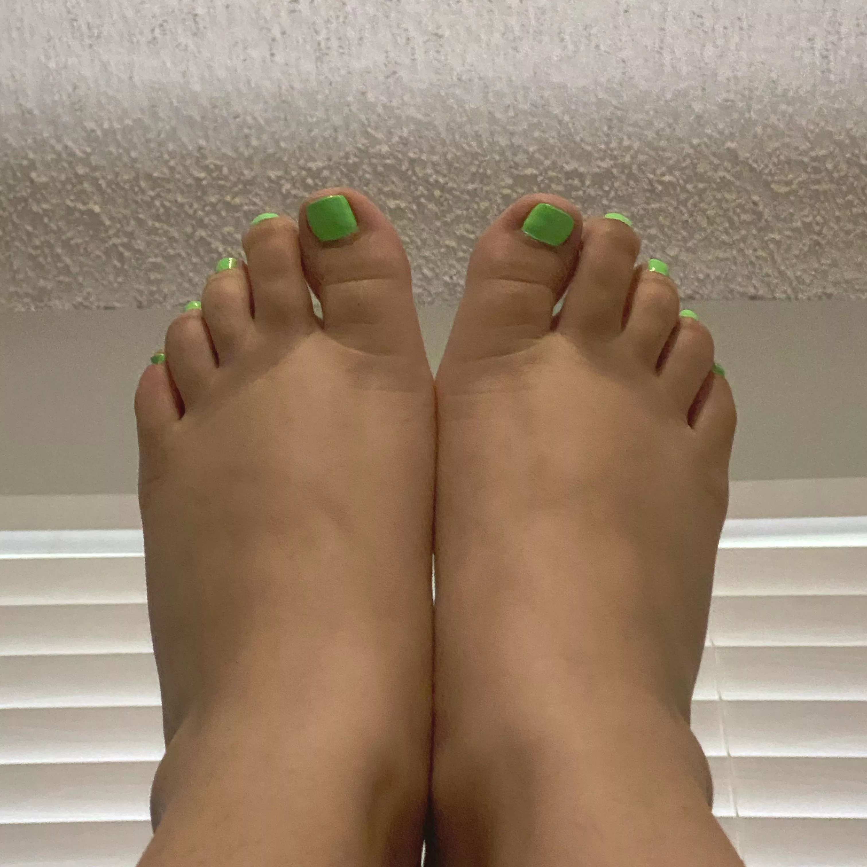 Feet up in the air because I just don’t care 💚👣🤪