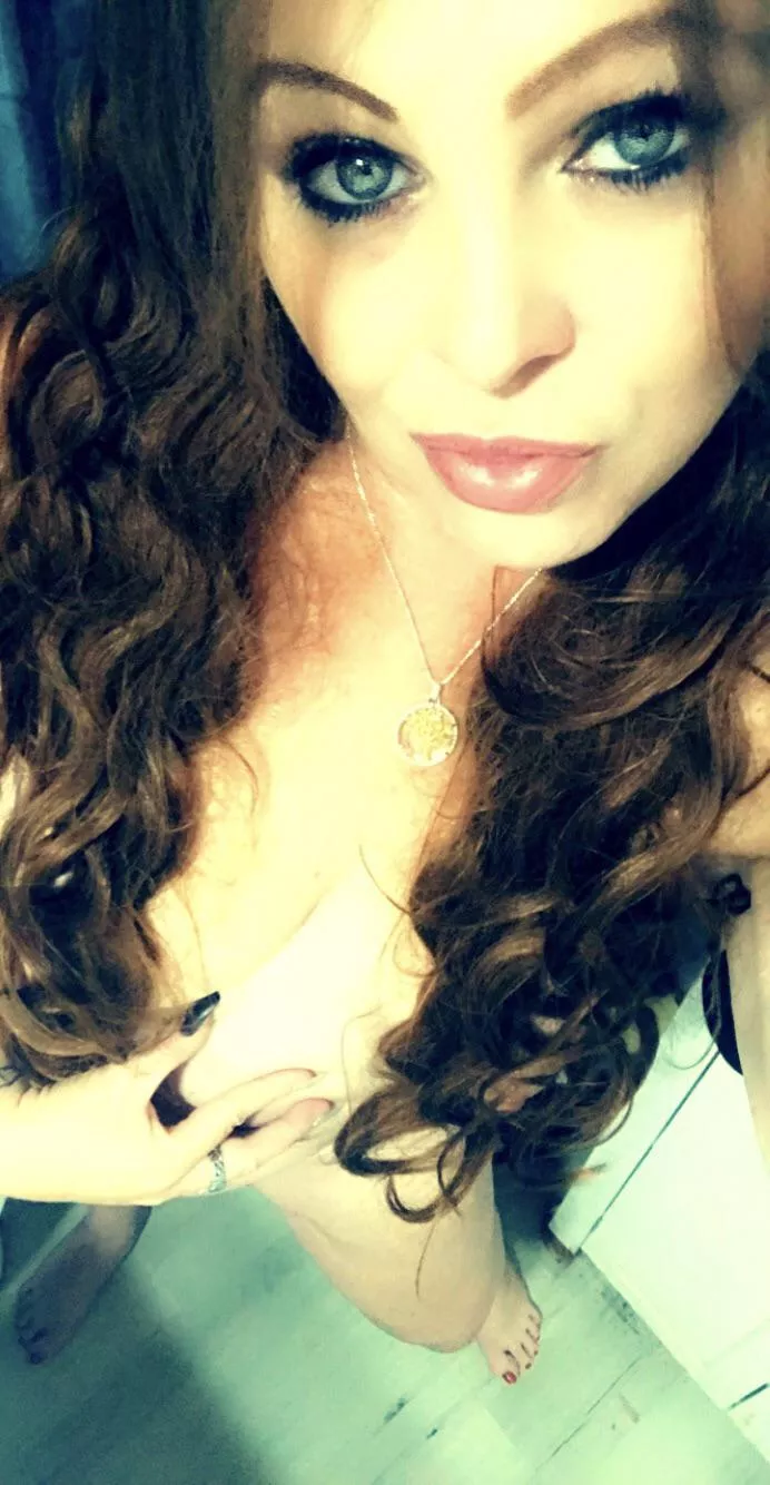 🧡🖤 Feisty Milf who loves to be naughty. If you like blue eyes and thic thighs, add me below. 💰 content. 🧡🖤