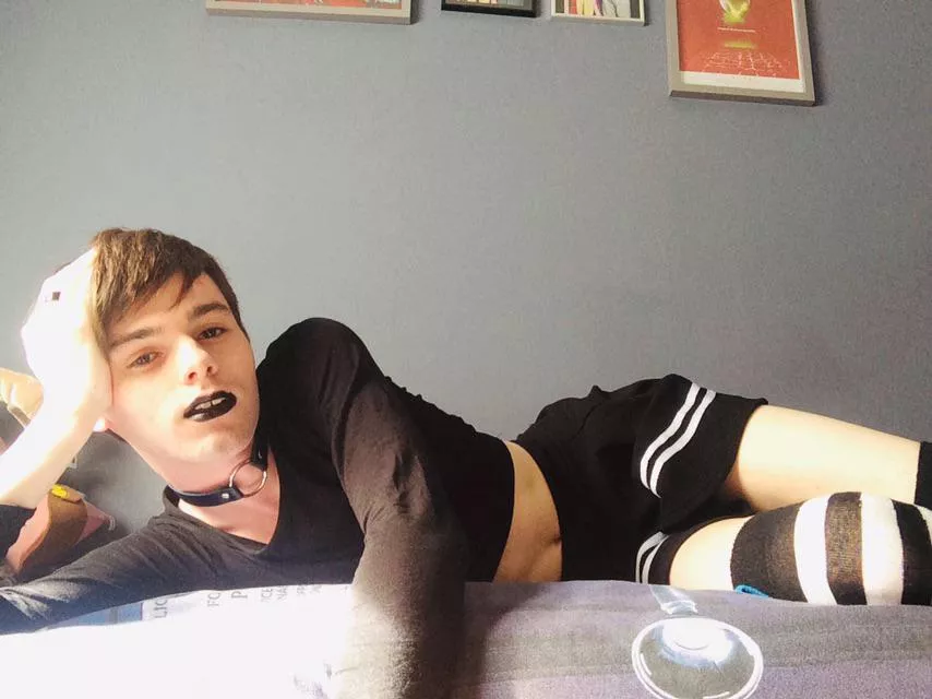 Femboy chillinâ€™