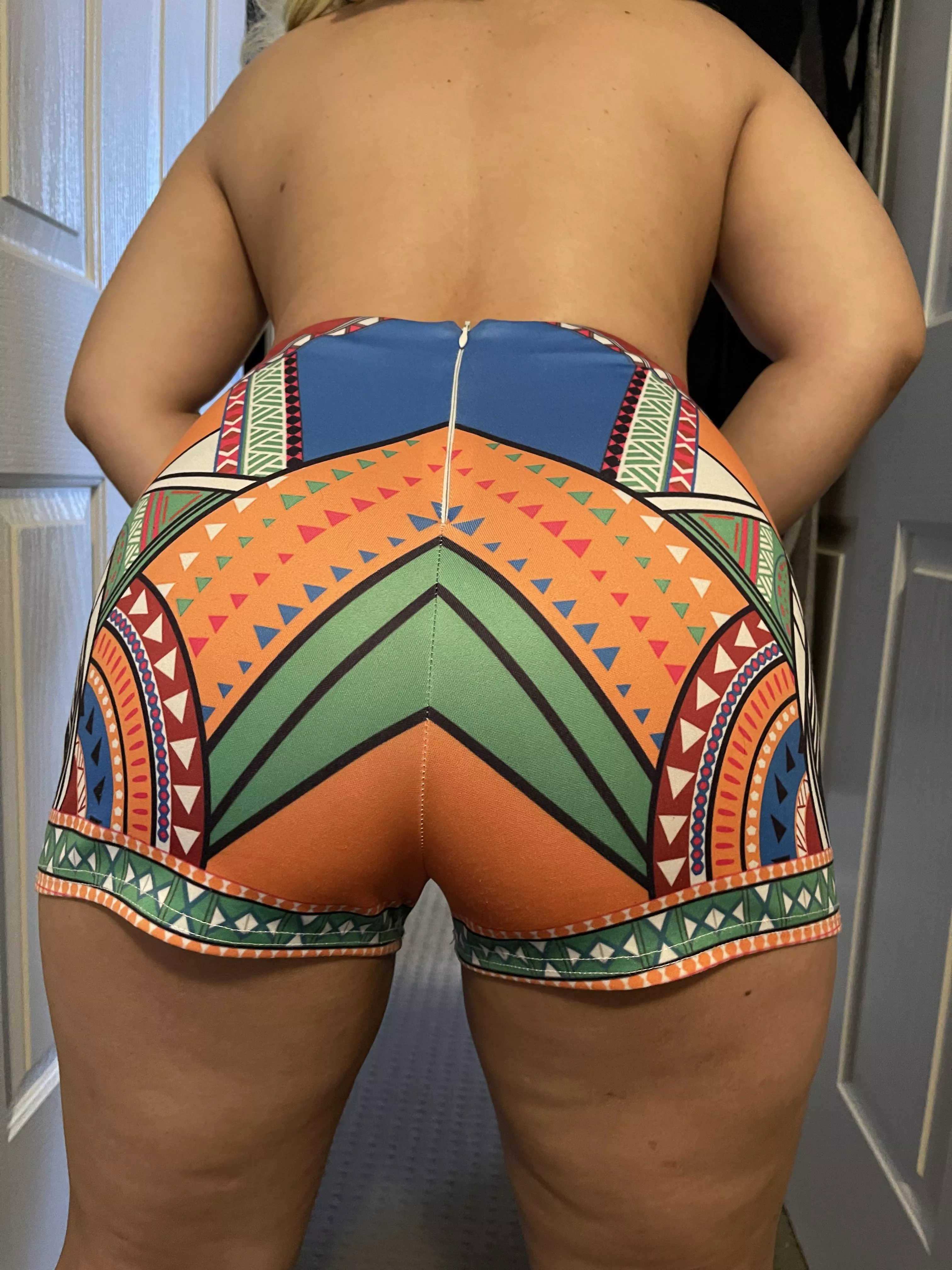 [f]ilipina just got these new tight shorts showing my phat ass