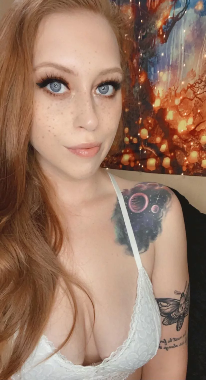 fire 🔥 hair and icy 🧊 eyes