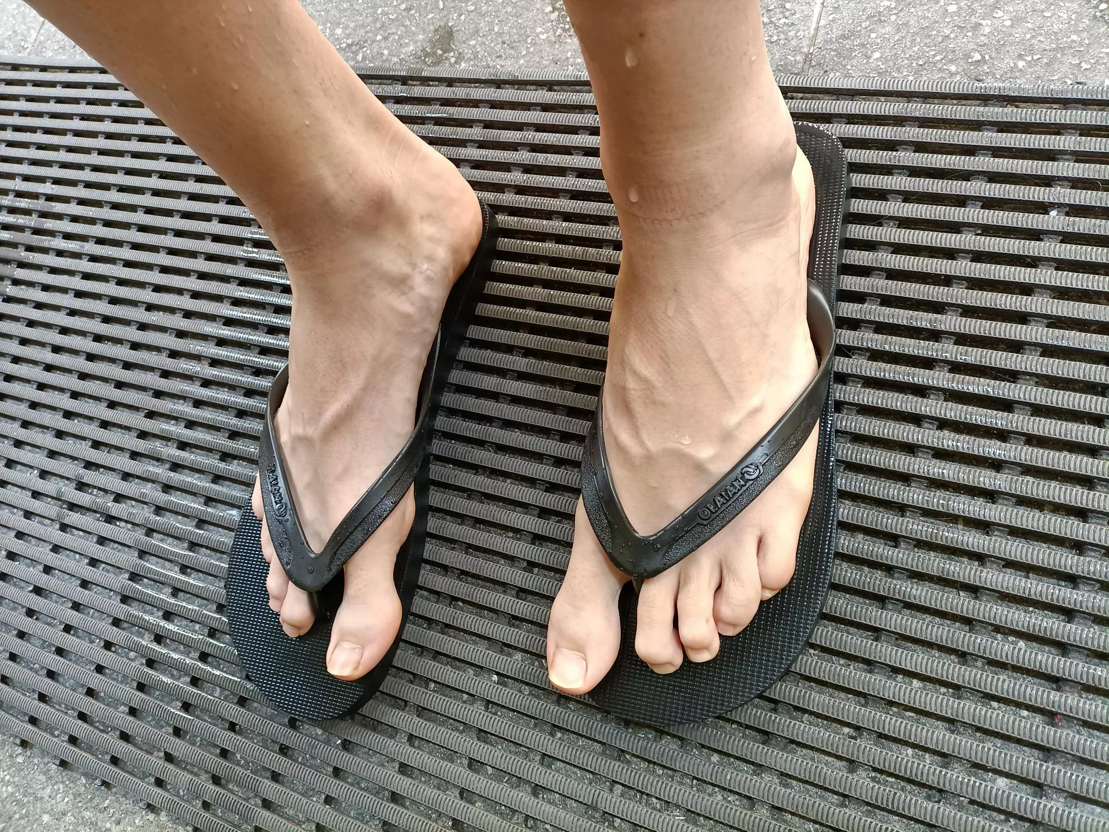 First pic with flip-flops in the gym