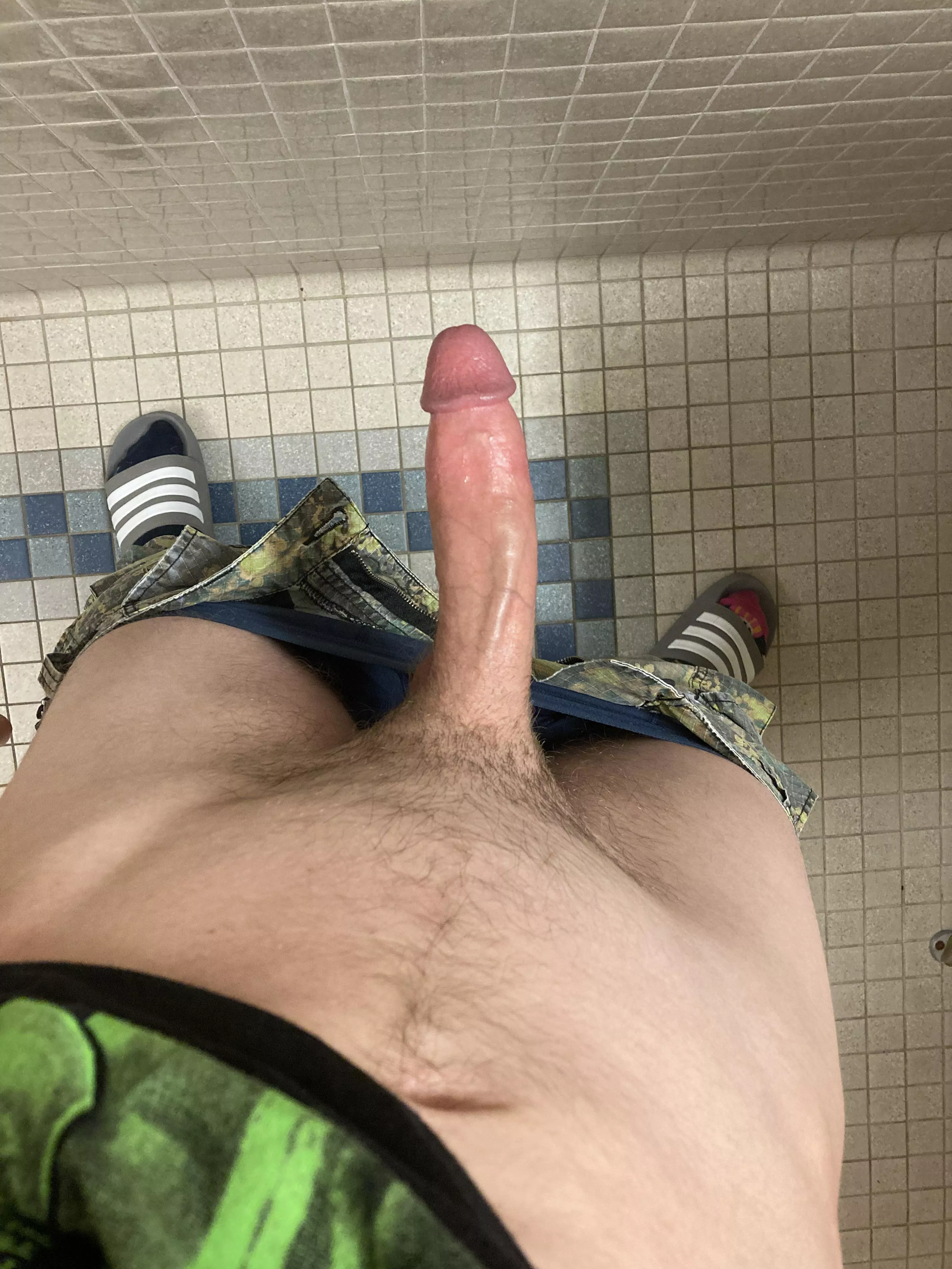 first post :) 19 y/o bi guy with an average cock