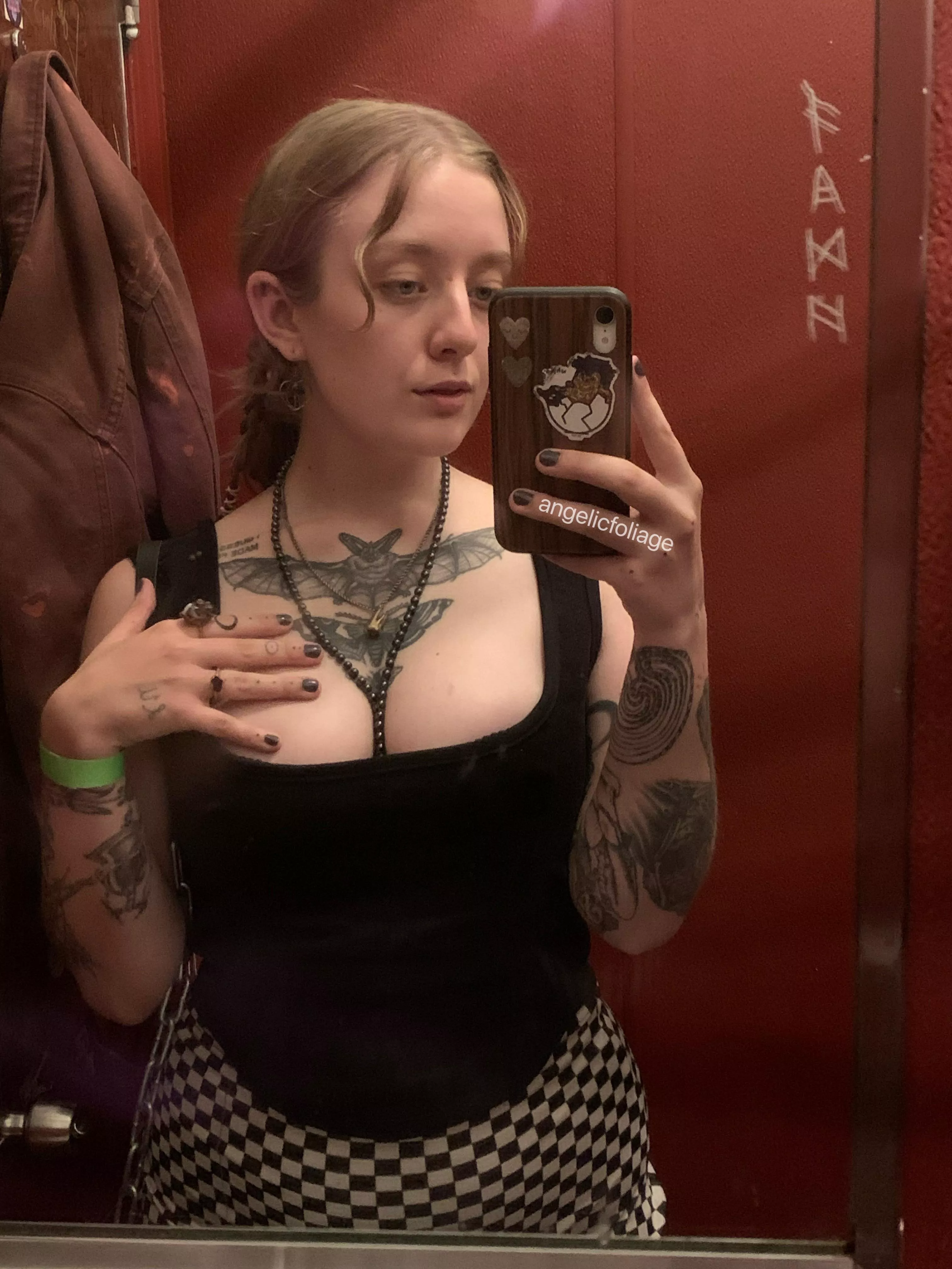 first time posting to this subreddit! i thought my lil cleavage shelf looked really nice ~ feels like velvet and i love wearing long necklaces that get squished between my breasts :)