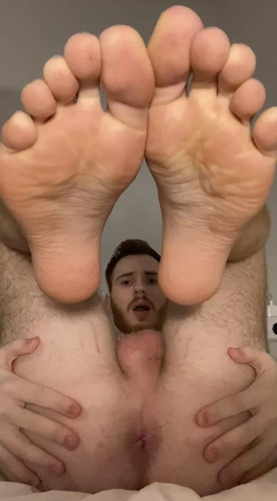 First time showing my face, enjoy my feet .