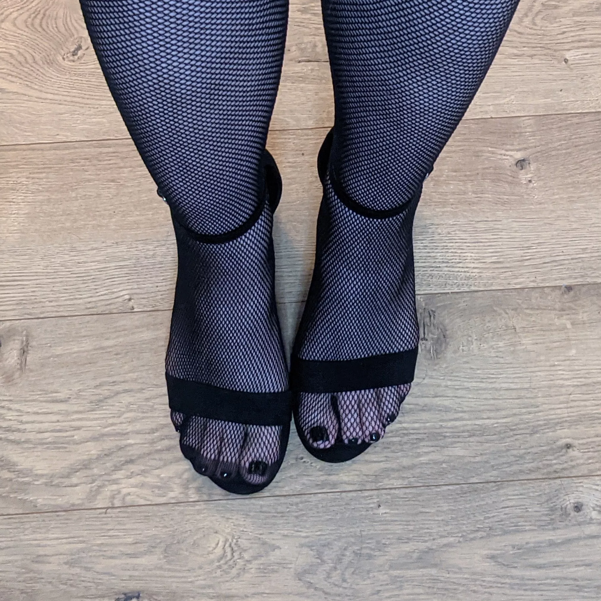 Fish nets and painted toe nails 😇⛓️🖤💋😆