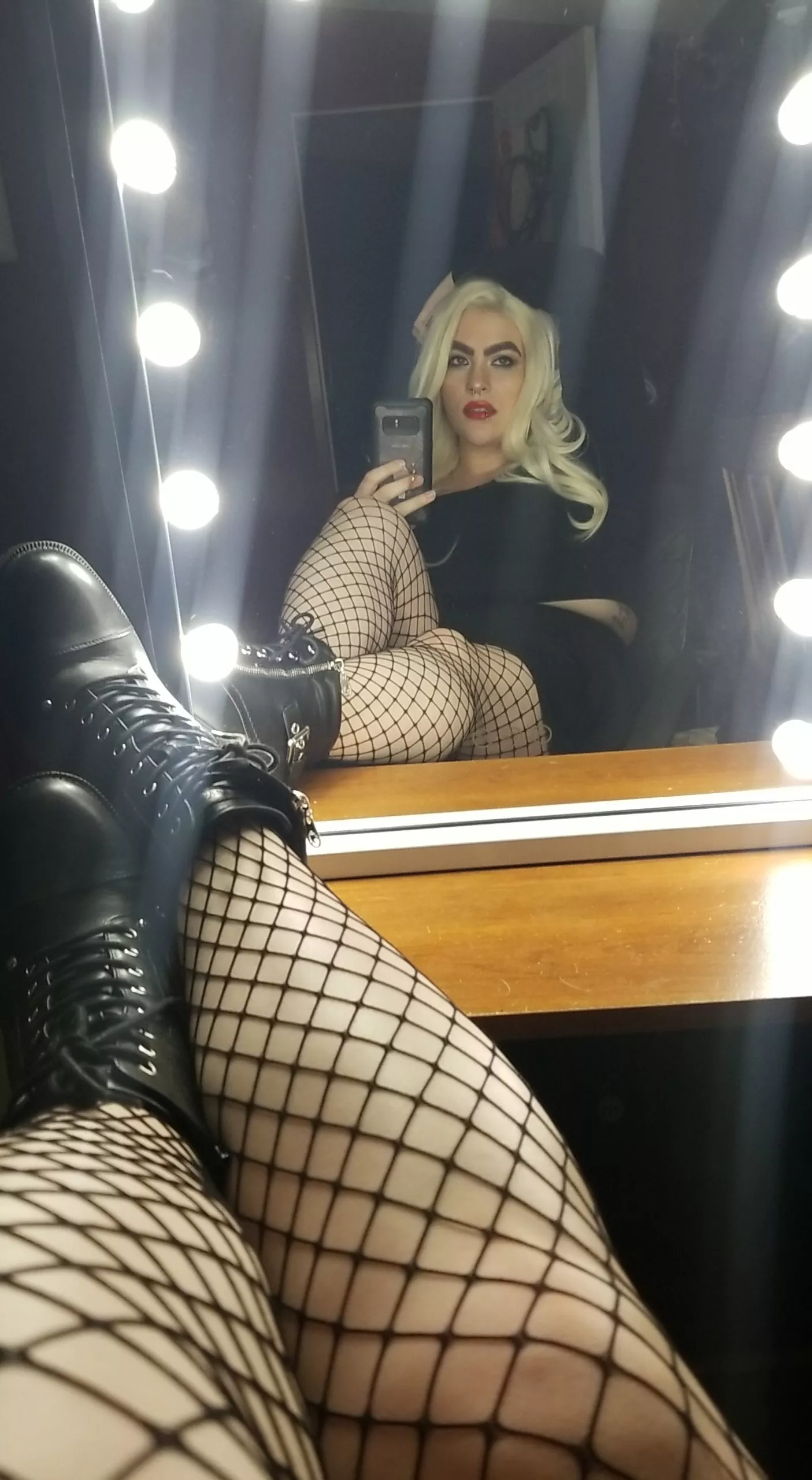 Fishnets and red lips ðŸ’‹