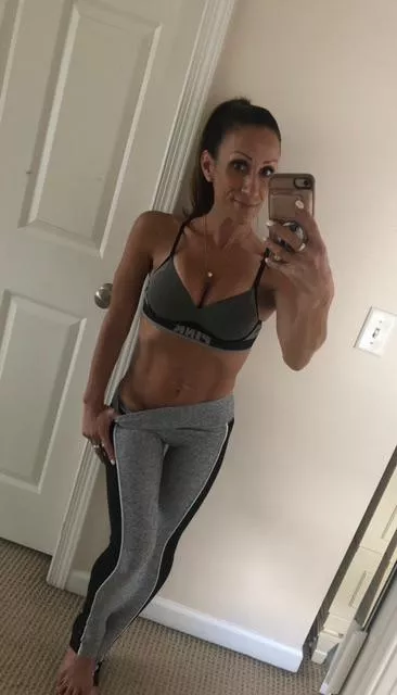 Fit MILF selfie