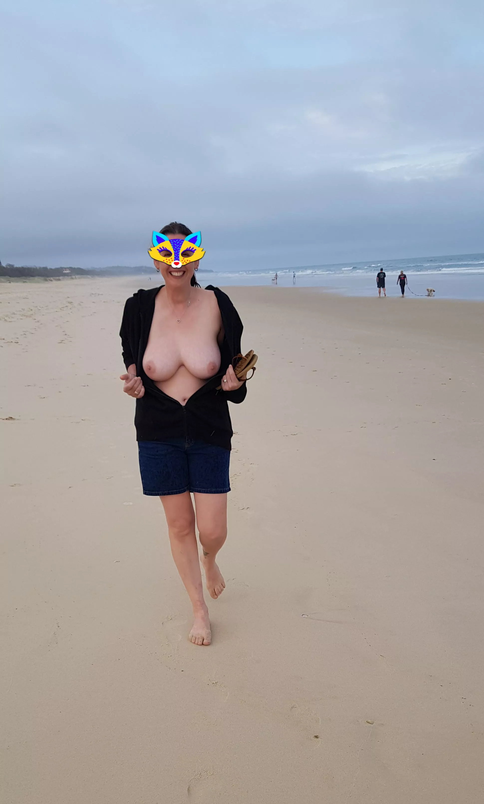 Flashing on the beach [F]