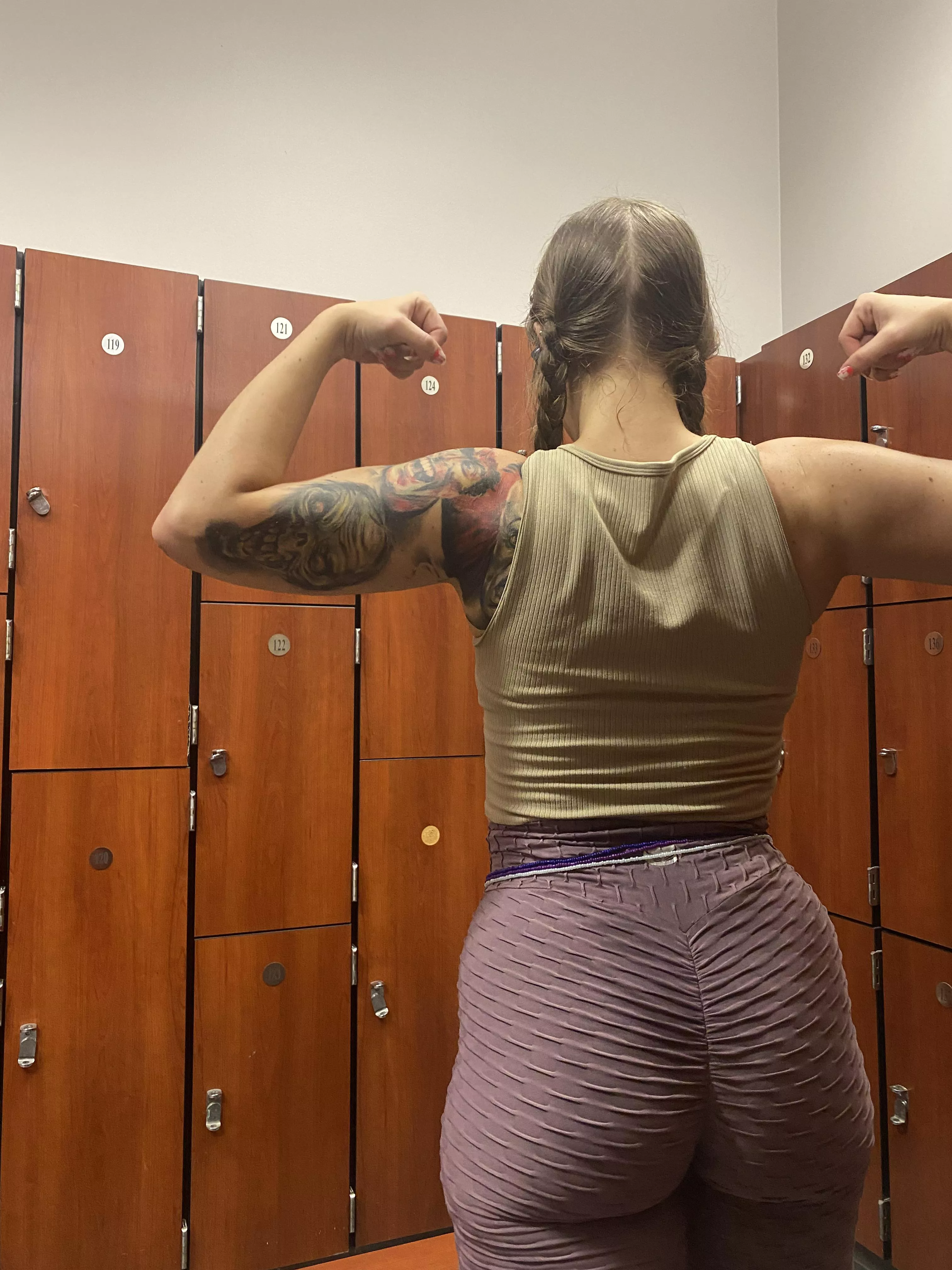 Flexin 💪✨ I consider myself a legging connoisseur [oc] [alt] [tatted]