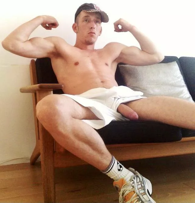 â€œFlexing Scally lad with his cock outâ€ ...