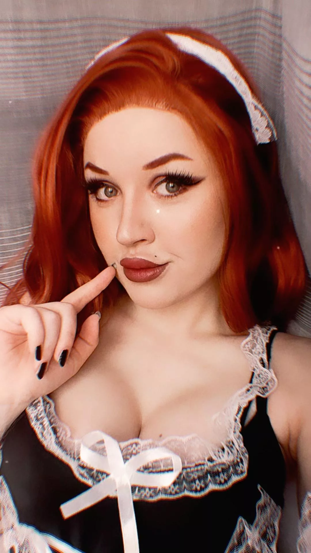 Flirty redhead maid 💕 I love the cleavage in this sexy uniform 🥵