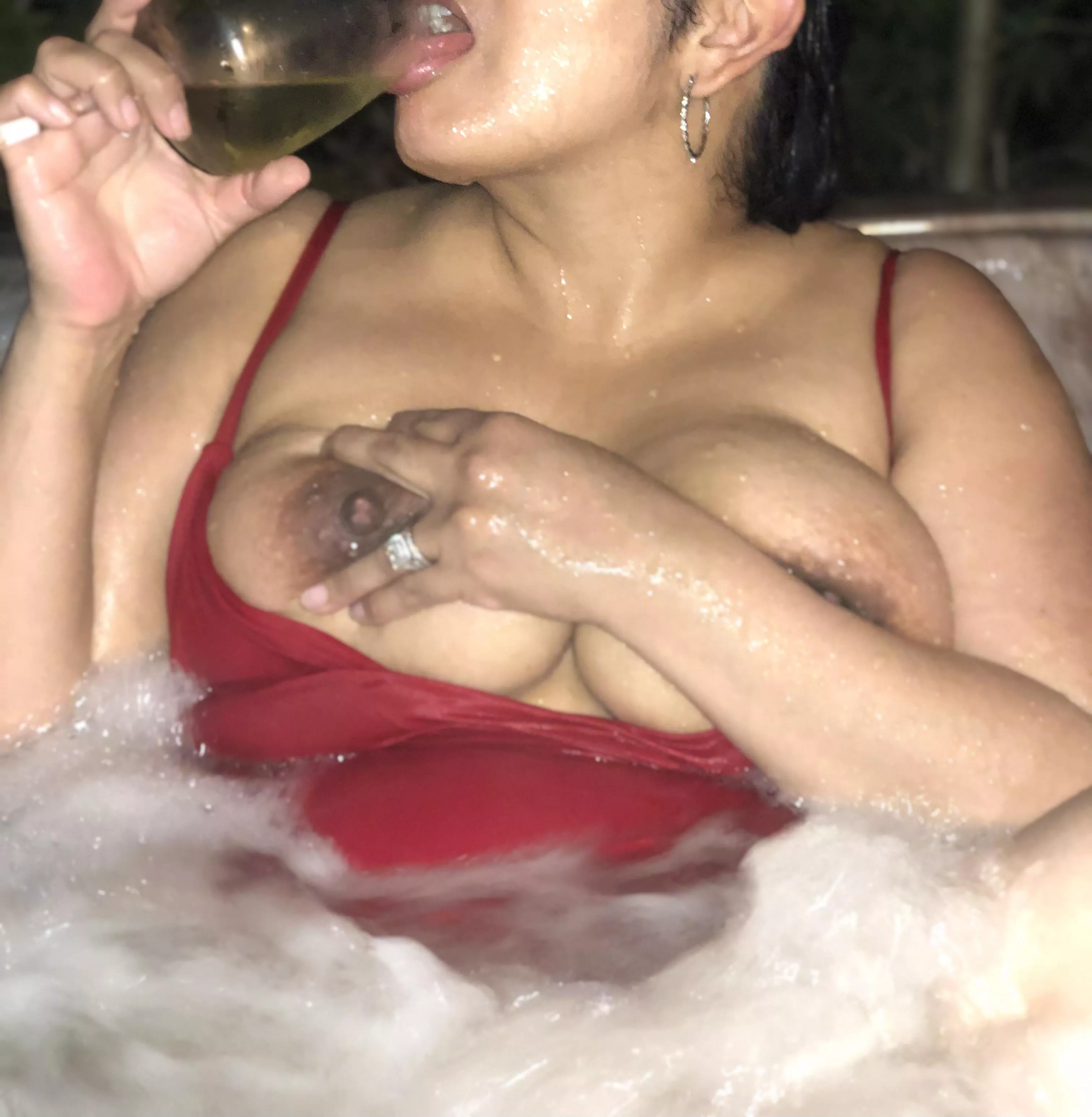 Forget Monday blues, cum find me in the hot tub 💦🥵 🍷