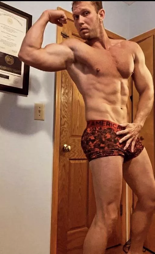 Former college jock. Come worship this body stripped down on OF