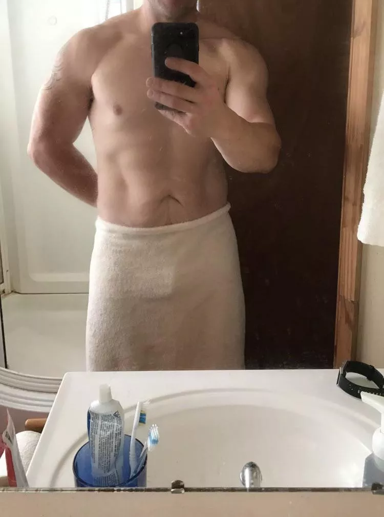 Fresh out of the shower after a long workout! Wanna cum give (M)e a rub down?