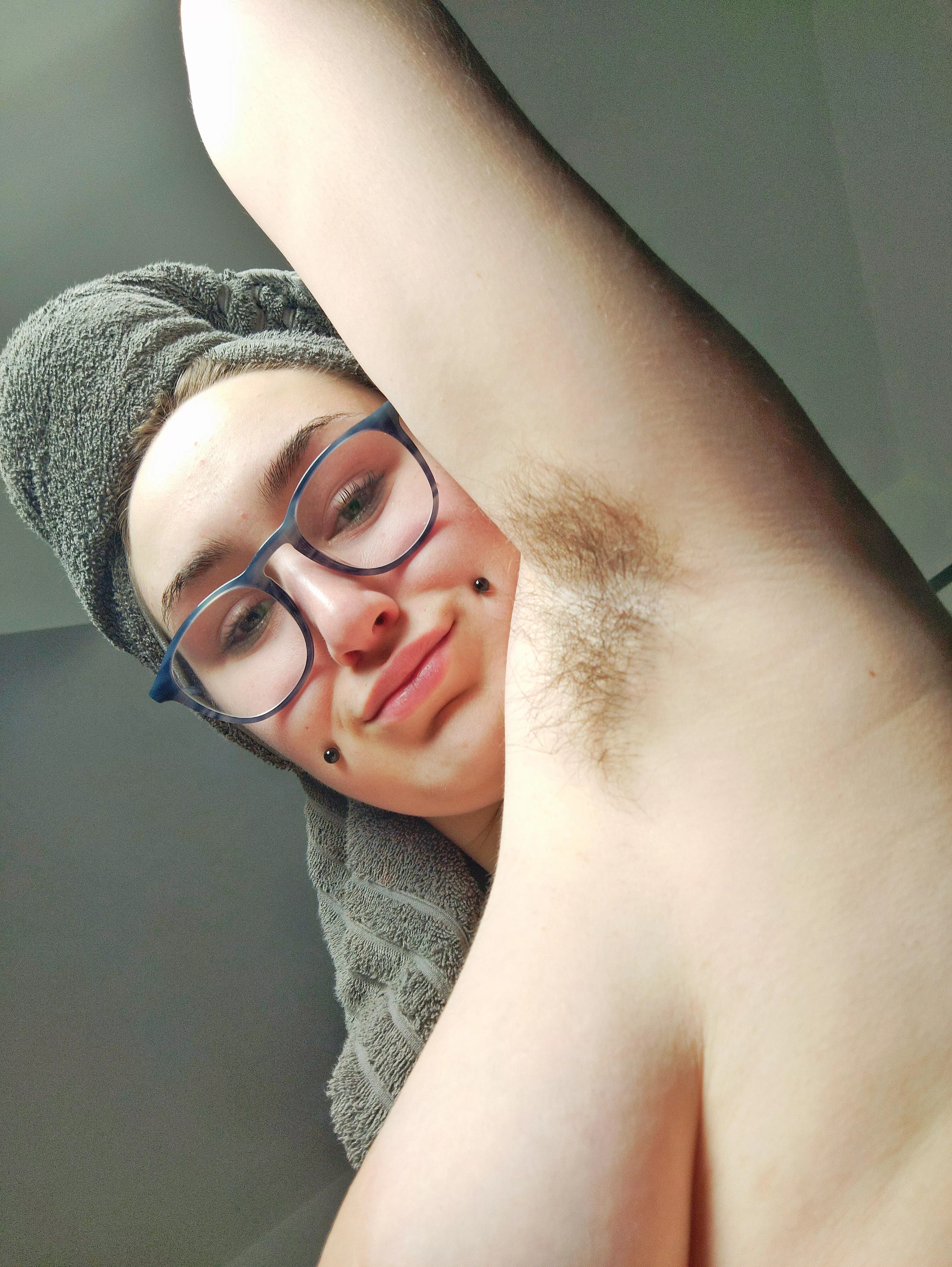 Fresh out the shower! My armpit addict boyfriend is gonna be so mad when he finds out I've cleaned my pits without letting him sniff them first 🤣 I have a feeling you'll prefer them dirty too...