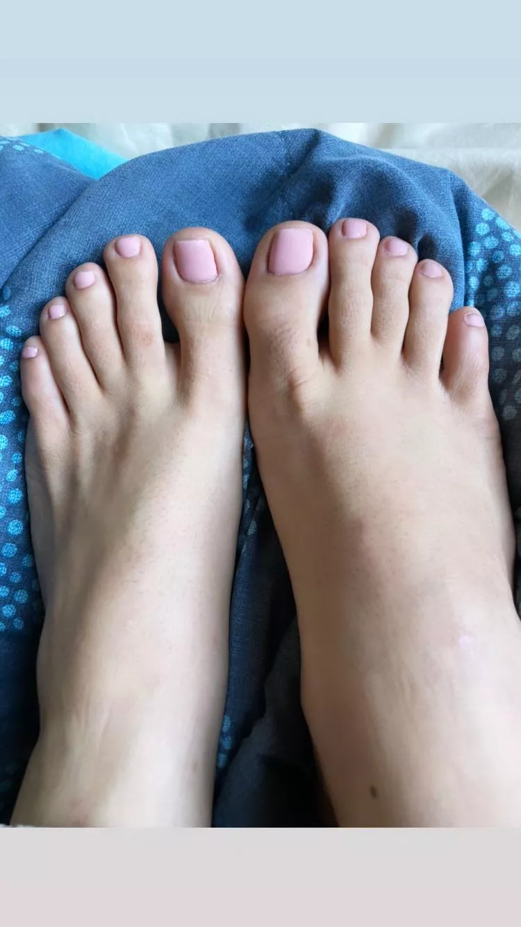 Fresh pedi, who wants to suck my nude toes 🤭