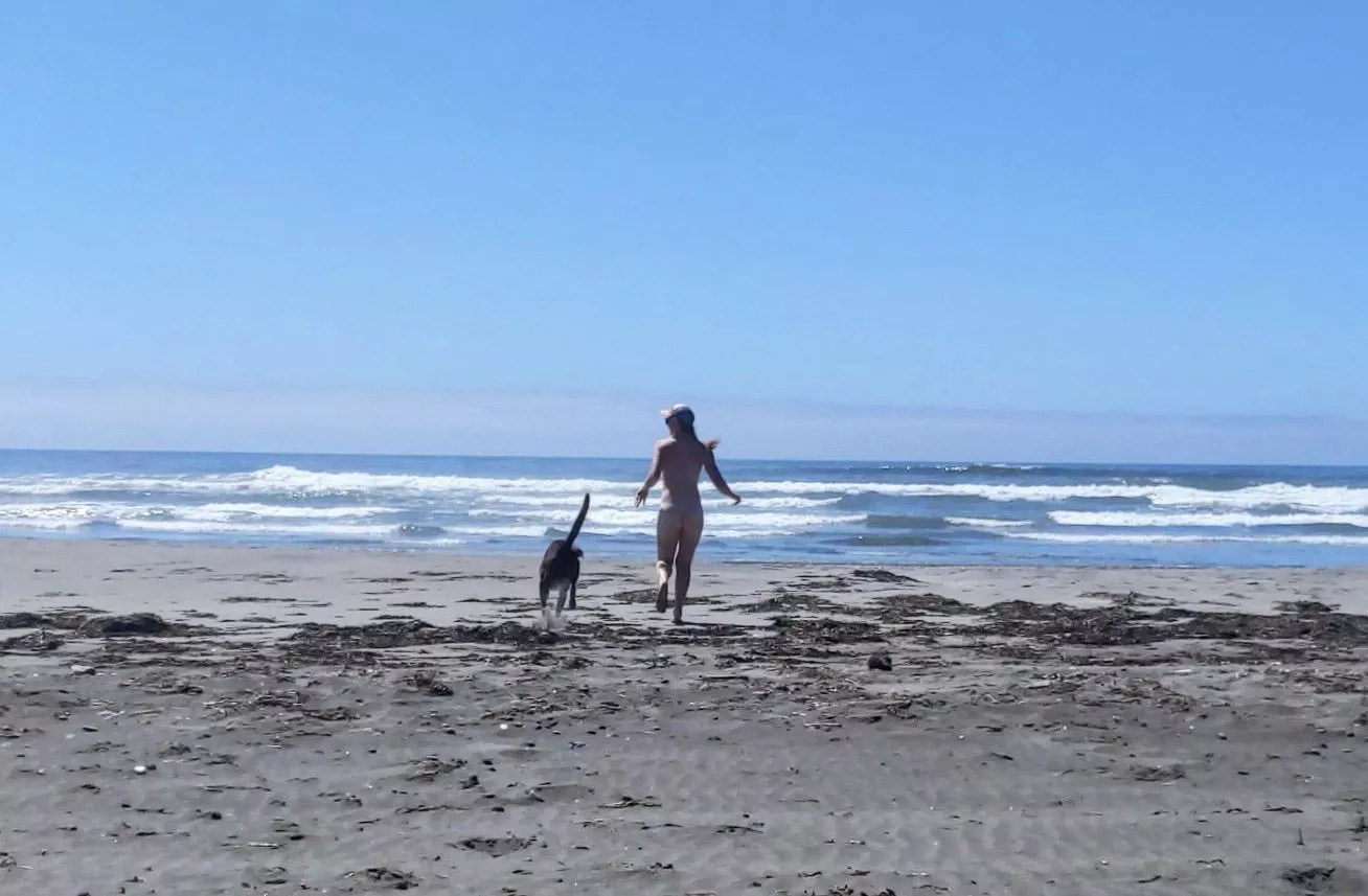 (F)rolicking on a public beach ðŸ‘