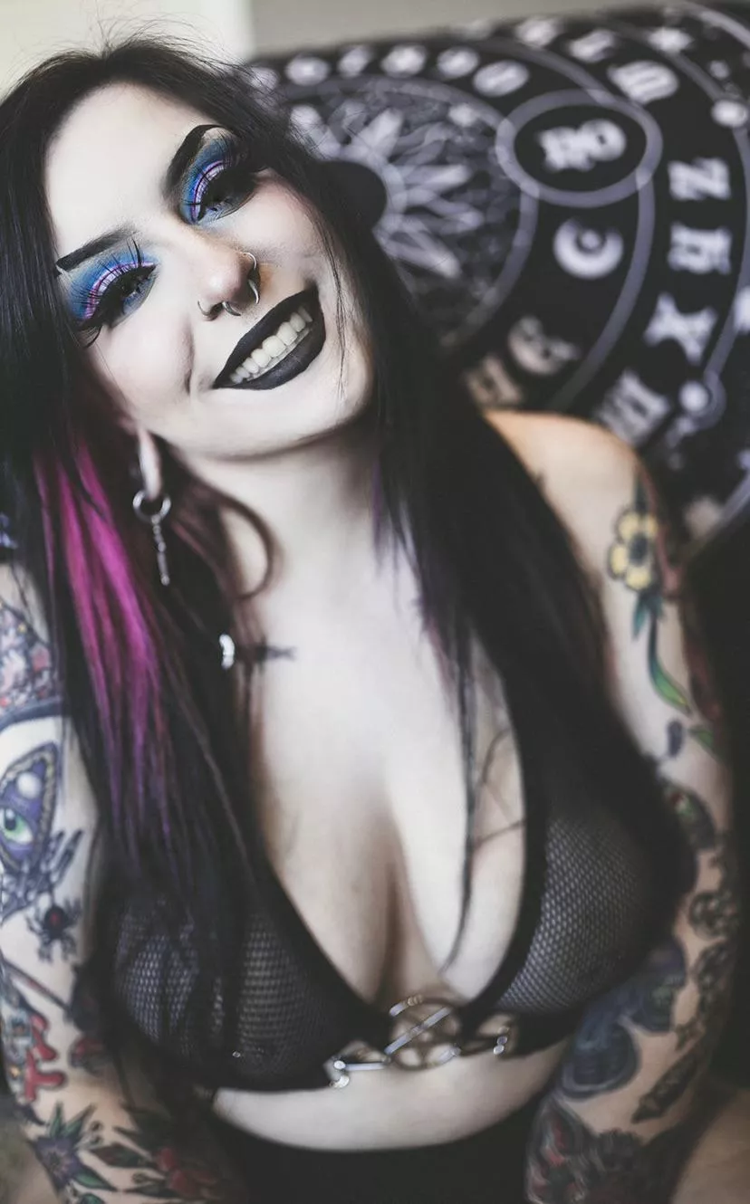 Fun fact: goth girls have the cutest smiles since theyâ€™re so rare ðŸ˜‚