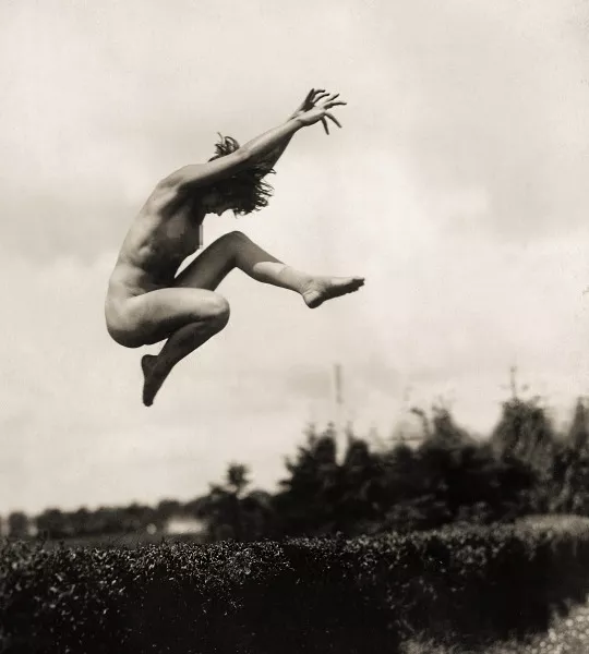 Gerhard Riebicke :: Outdoor gymnastics & dancing. Naked woman jumping high in the air, 1925. Published in UHU magazine 5/1925. | src Getty Images