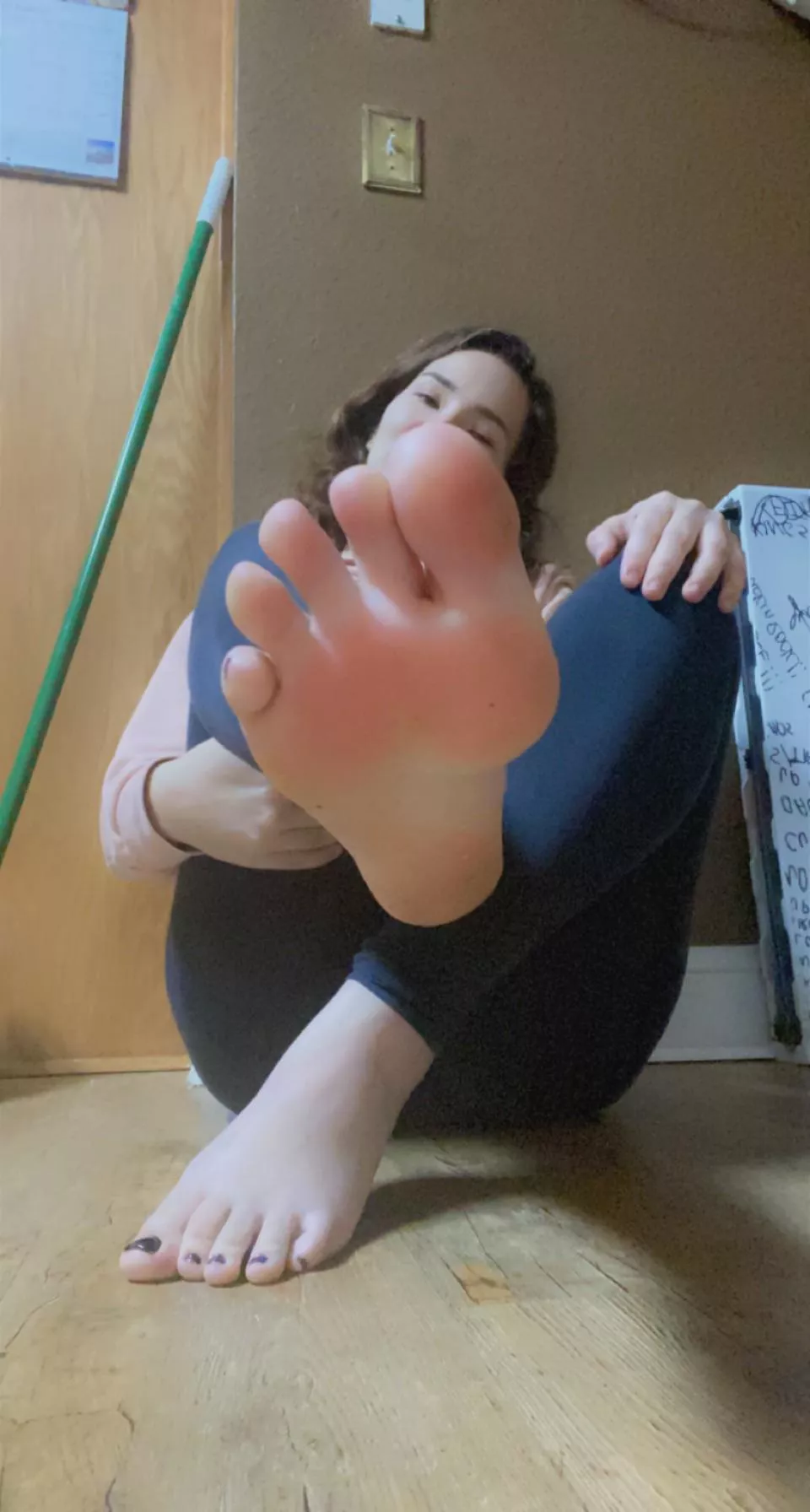 Get on your knees and open your mouth 👅🦶🏻