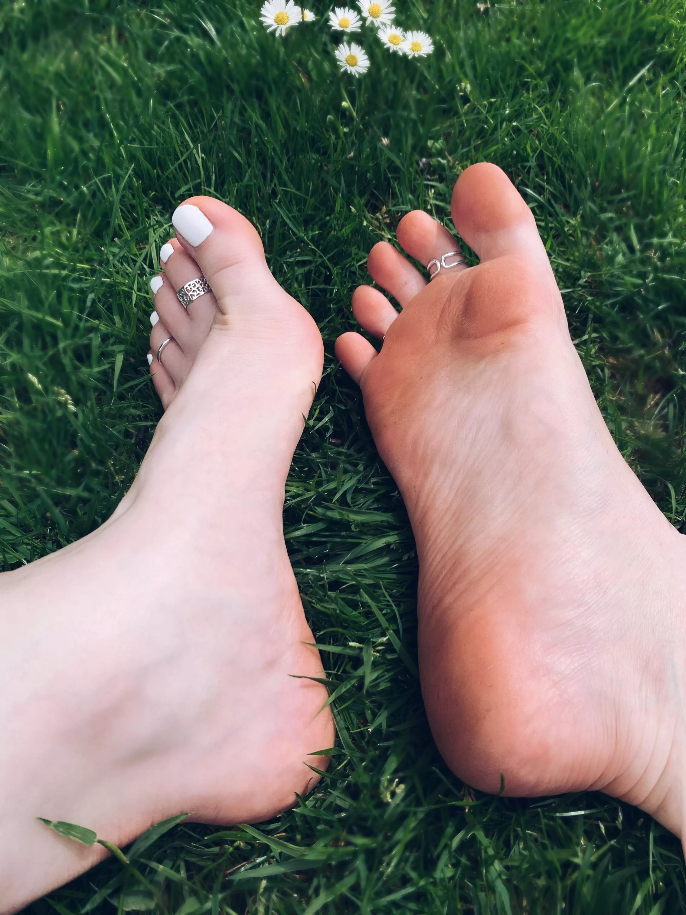 Getting my soles dirty in the garden, wanna clean? 👅🥰