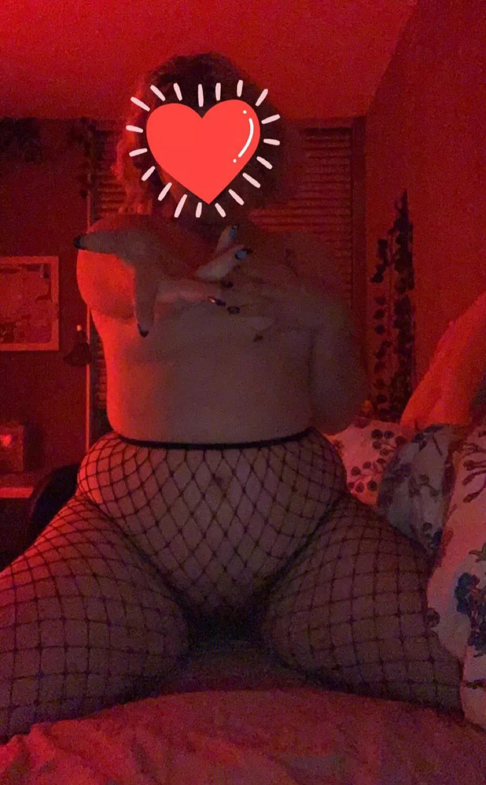 Getting so close to not fitting into these fishnets.. Need someone to feed me until I break them 🤭