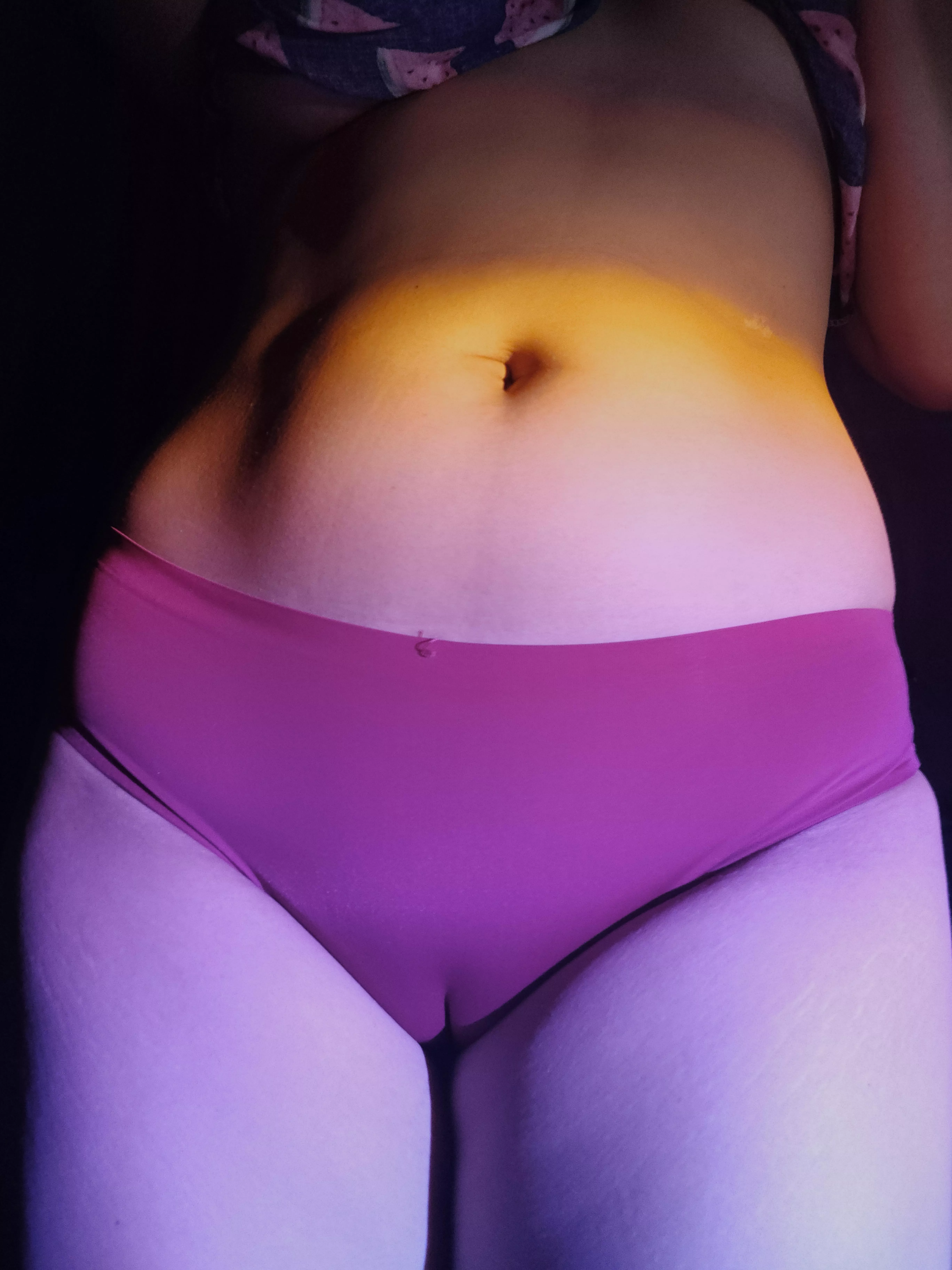 give this burgundy cameltoe a kiss 😘😘 mwah