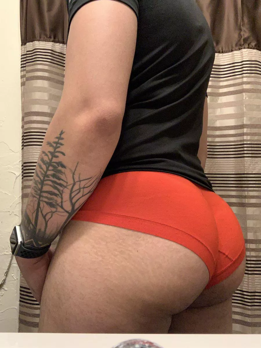 Give this dyke booty a squeeze ðŸ˜ˆ