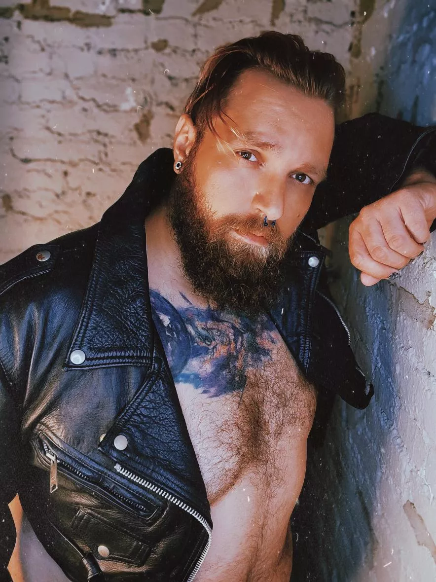 Giving you 90s leather bear hearthrob