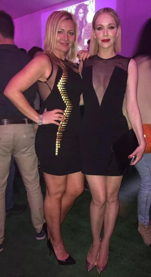 Gloria V “-ish” Dress ... MILFs Night Out 🖤❤️