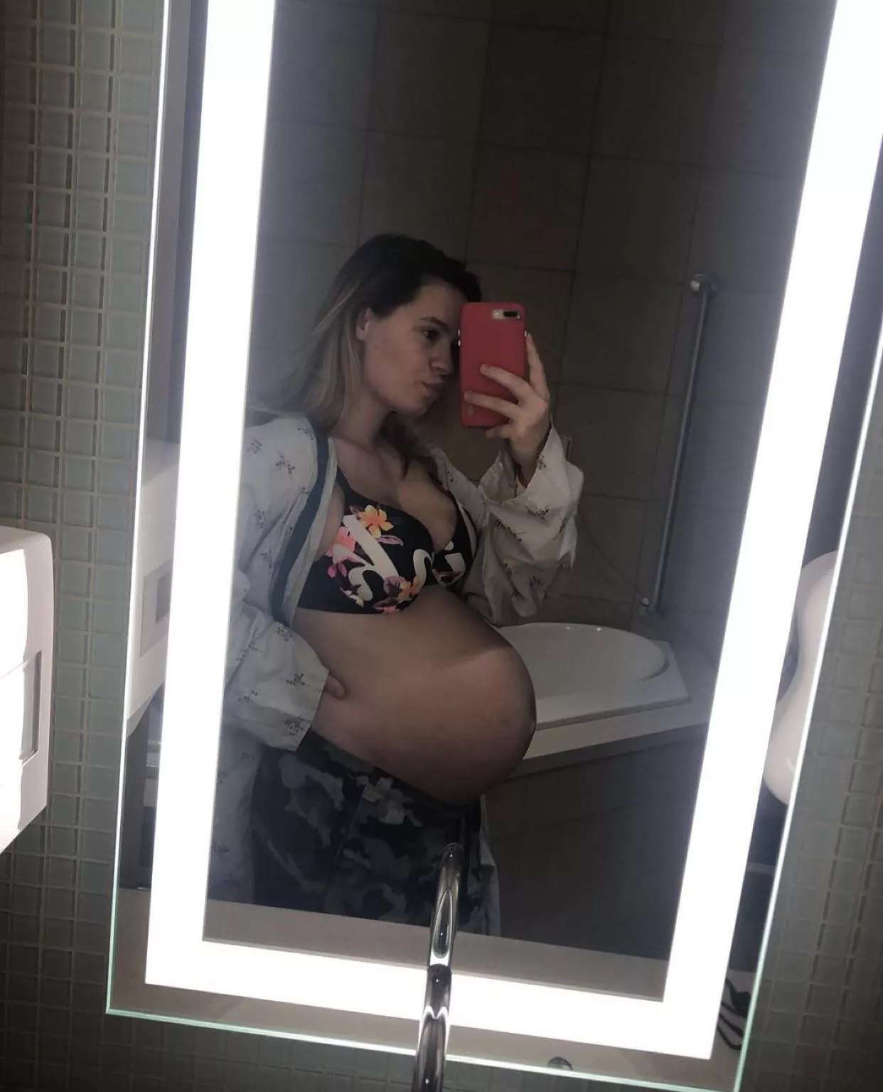 God I love pregnant mirror selfies