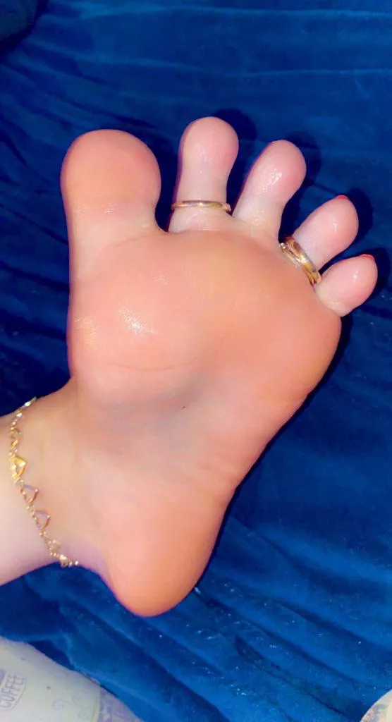 Good morning 😈 do u like my cute feet?