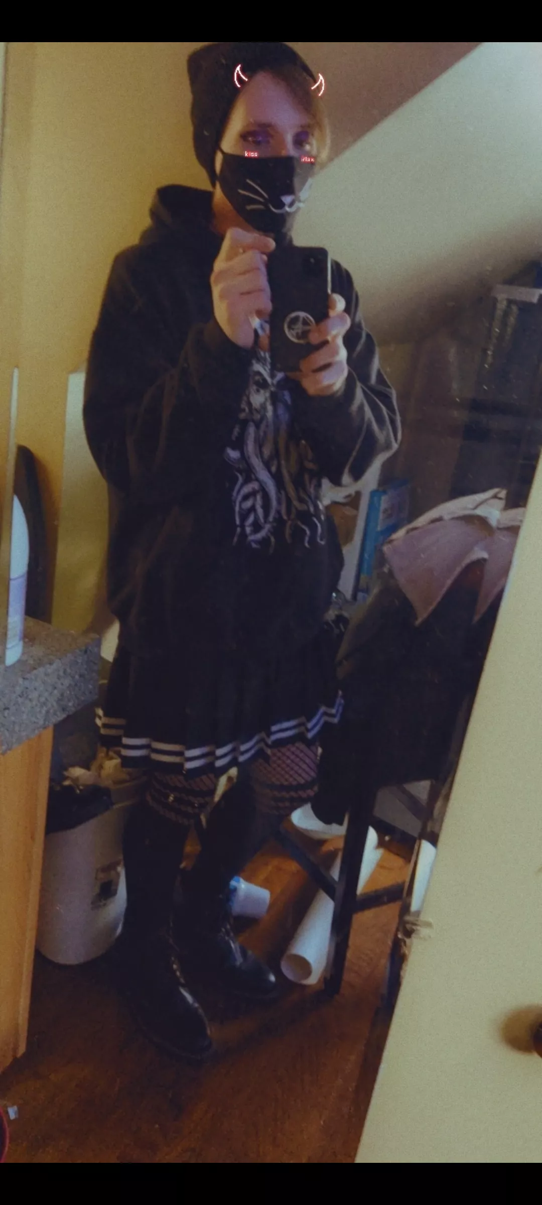 Good morning lovely pplz🖤🖤 I low key love the hoodie over skirt look 🙀