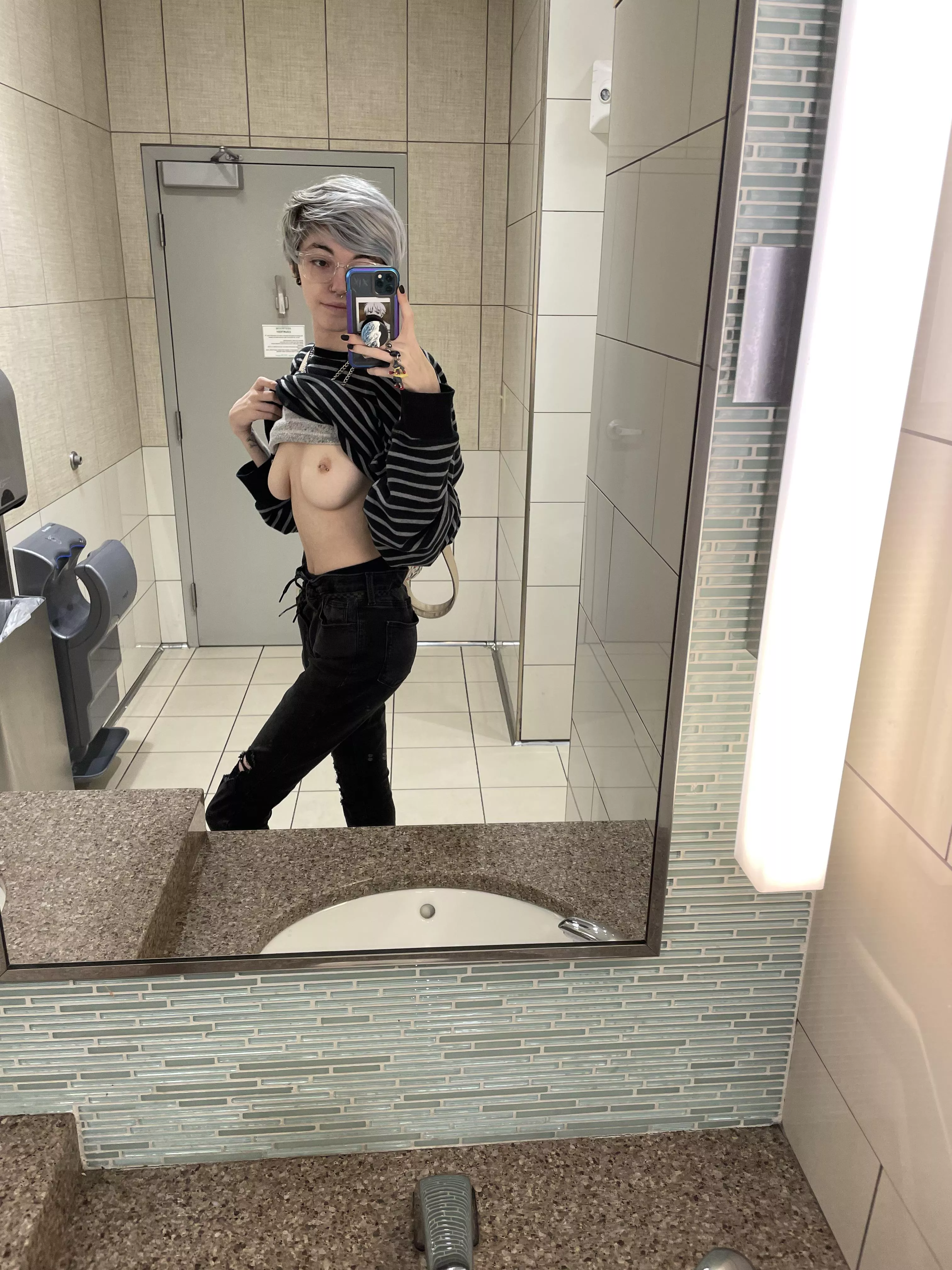 Good thing I didn’t get caught taking nudes at the mall🖤 (F19)