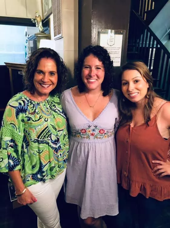 Gorgeous momma and her two daughters 🤩💚💙