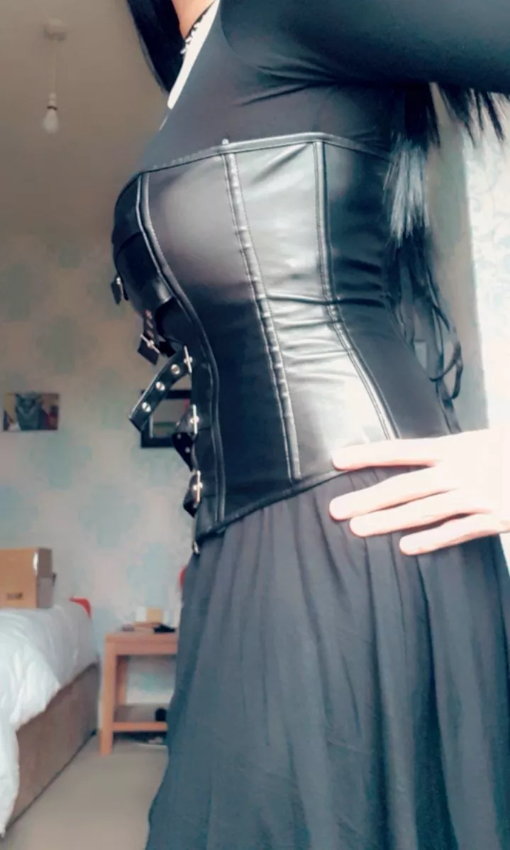 Got a new underbust corset today! Ya gurls waist just got smaller! x