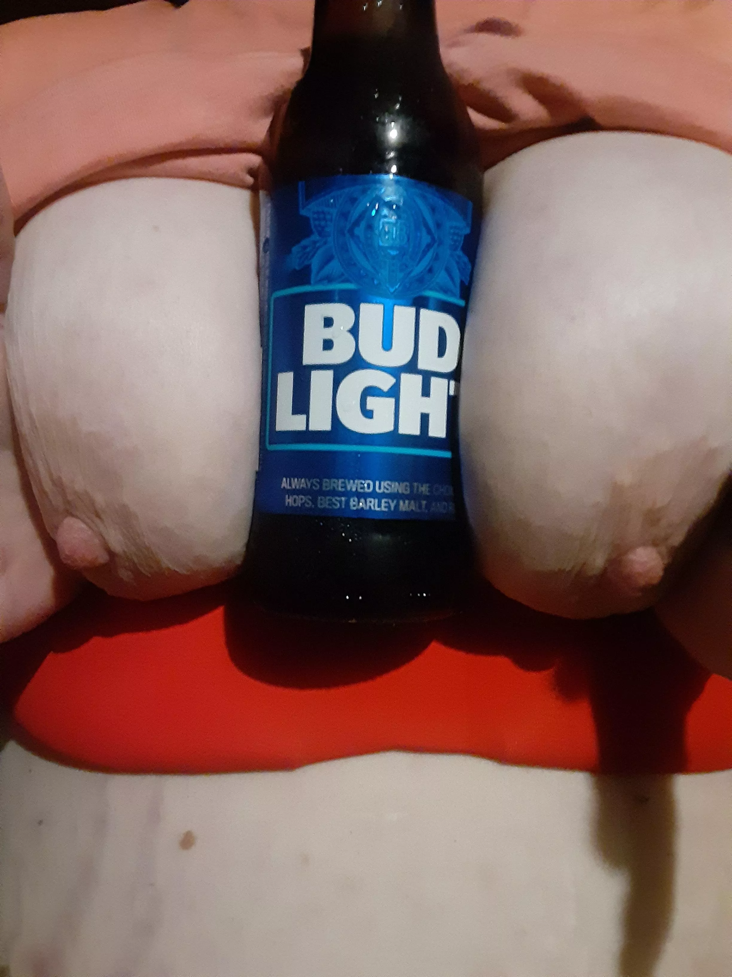 Great Saturday night titties and beer!!!