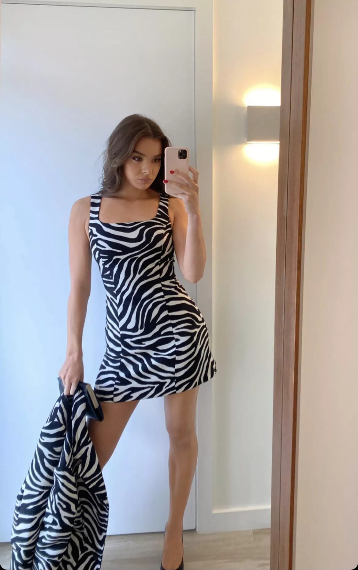 Hailee Steinfeld is driving me crazy today with these pics