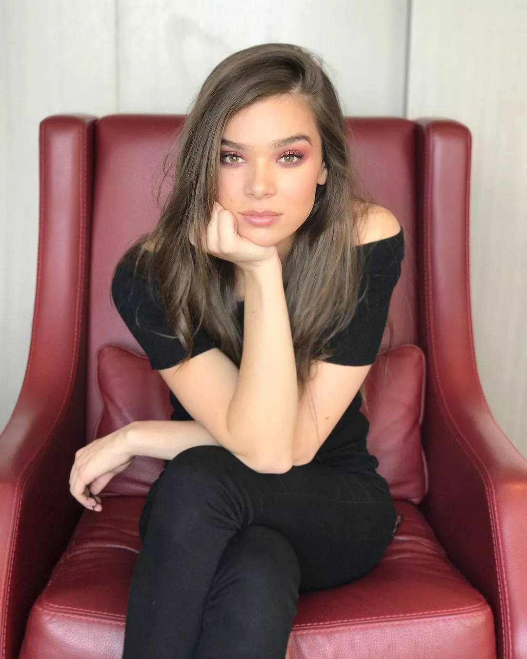 Hailee Steinfeld wants to watch you jerk off. ðŸ˜