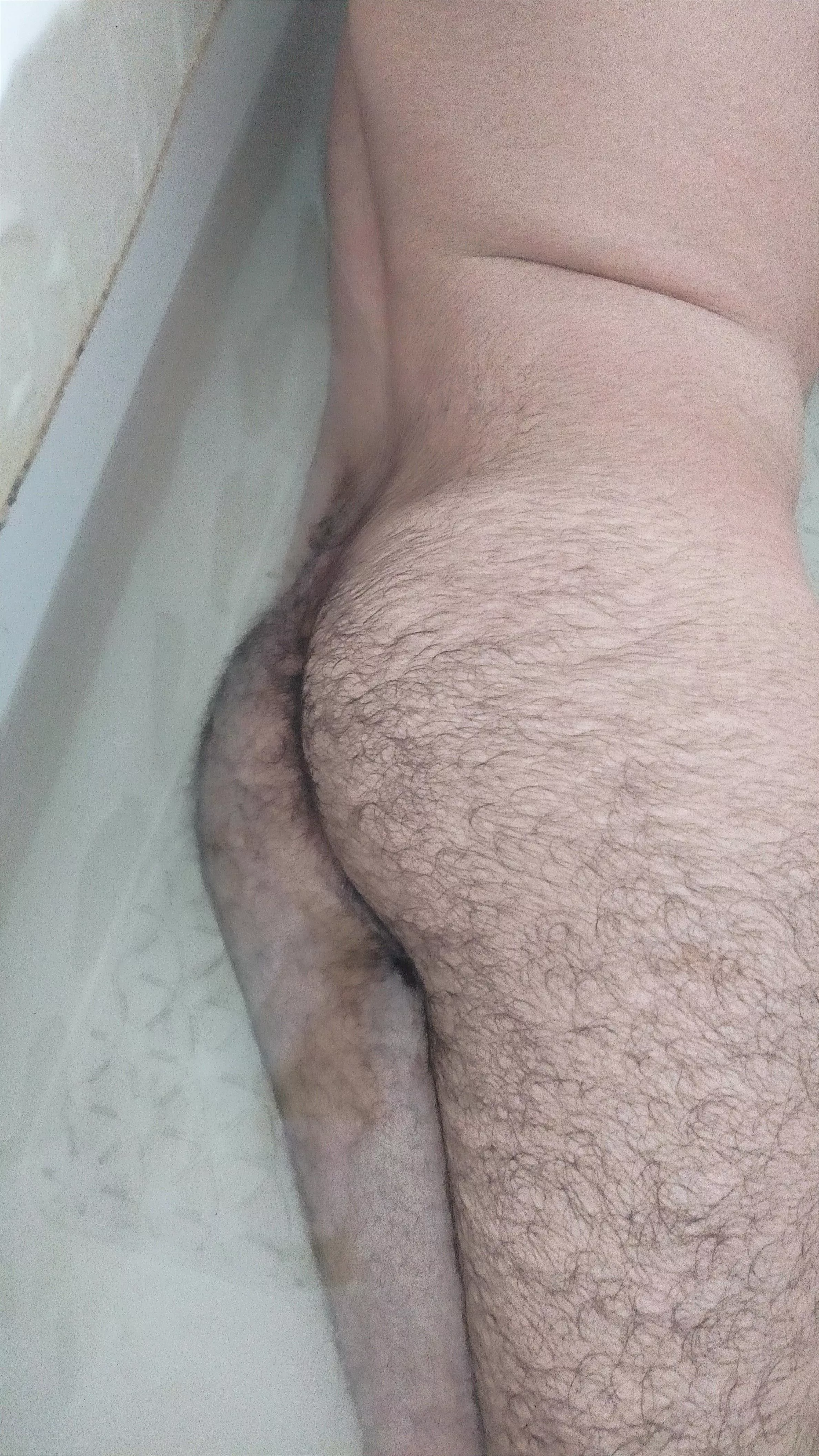 Hairy ass soaked in the bath ðŸ˜˜