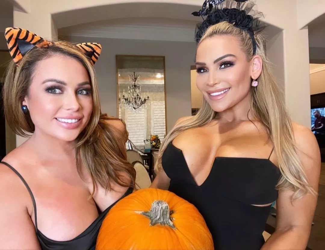 Halloween looks ðŸ”¥ for the Hart sisters