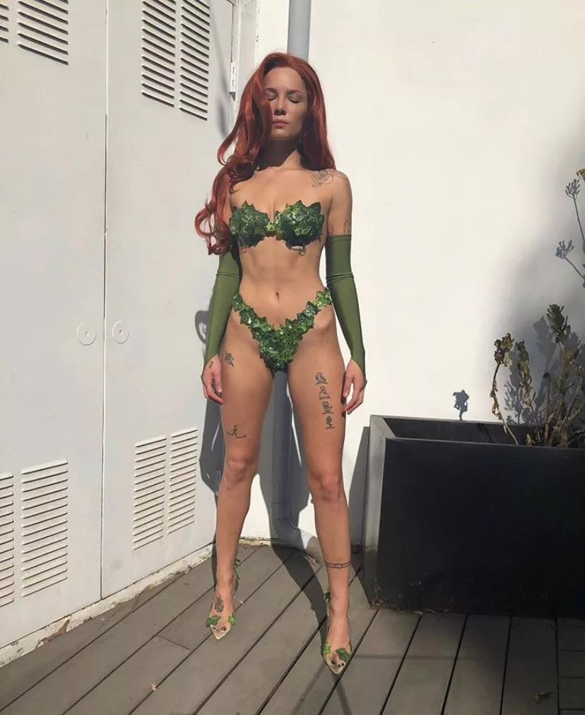 Halsey as poison ivy being a halloween queen