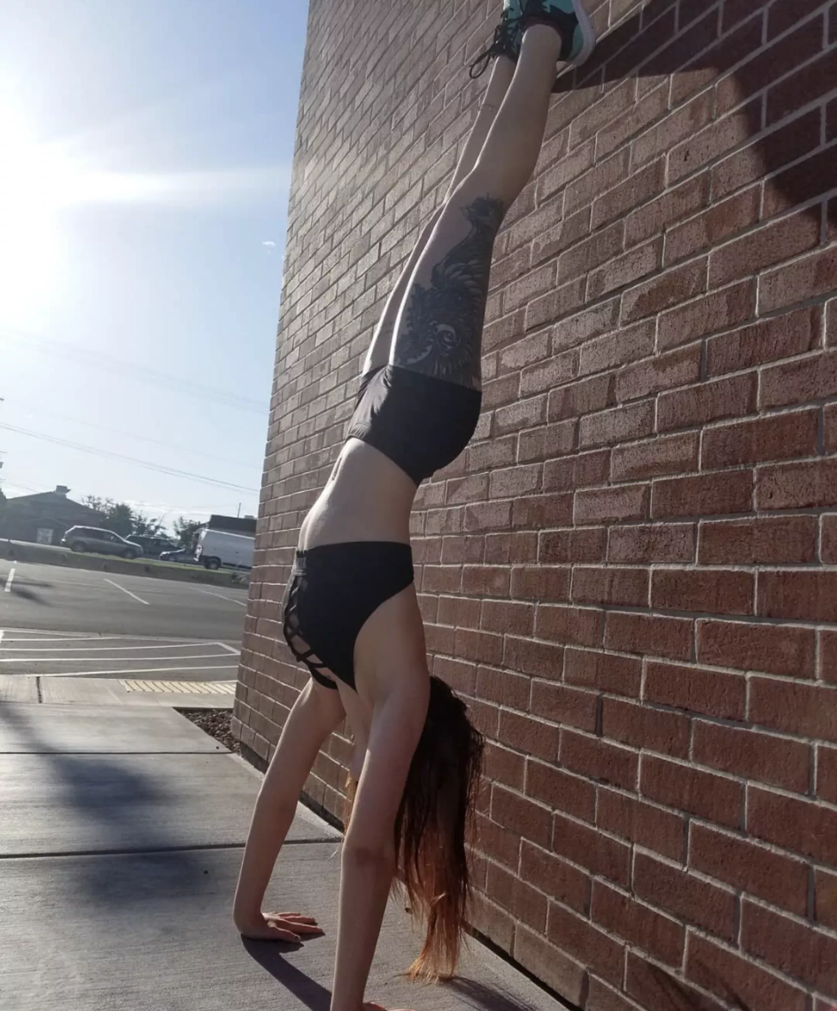 Handstand practice! Building up the strength and confidence to do it without the wall ❤️